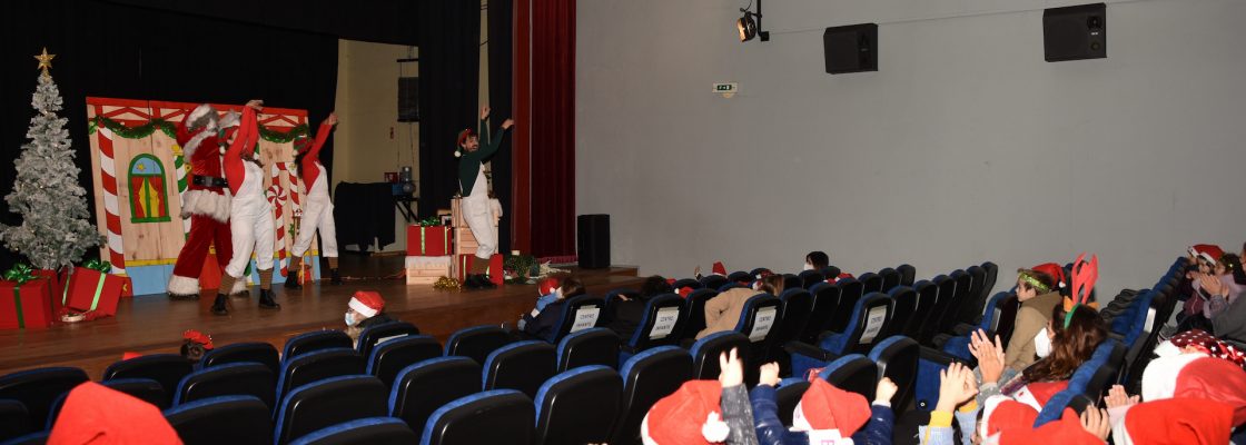 Crianças e Comunidade Escolar presenteadas com teatro de Natal