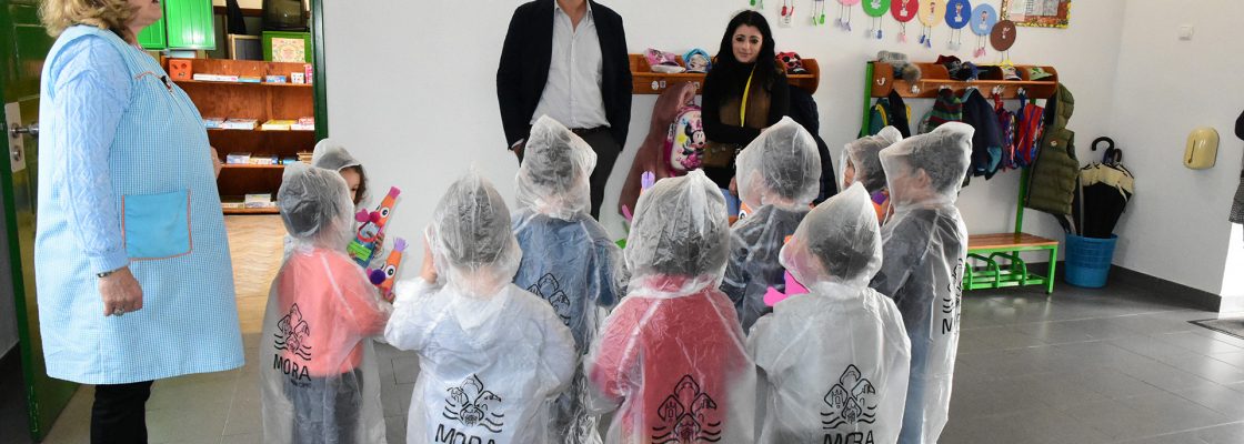 Crianças da AAAF's recebem capas para a chuva