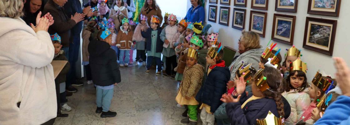 Alunos do Jardim de Infância de Mora assinalam o Dia de Reis